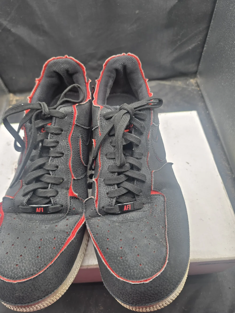 SKU A0403M Nike Black Sneakers with Red‎ Trim — Low-Top Athletic Trainers